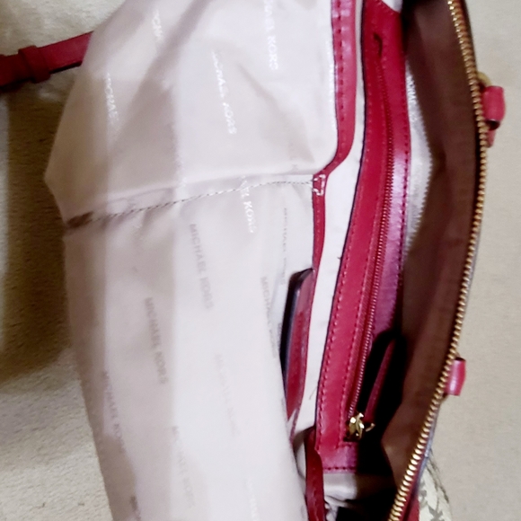 Michael Kors Purs Studio Mercer Medium Heritage Logo Duffel in Natural WineRed. - Picture 6 of 14